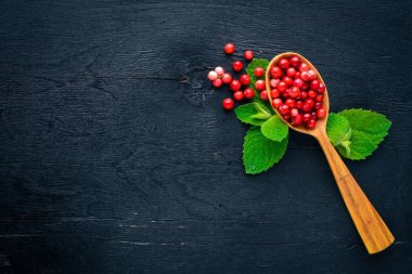 Taze kızılcık. Ahşap bir arka plan üzerinde. Üstten Görünüm. Metin için boş alan.