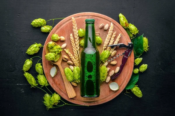 Eine Flasche Bier, Hopfen und Getreide. Ansicht von oben. Freiraum für Text. — Stockfoto