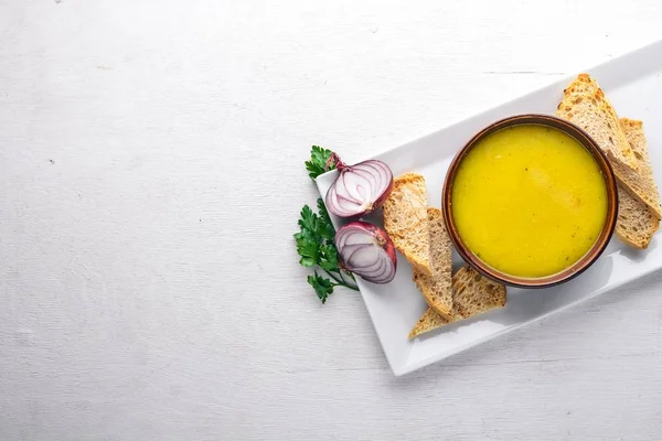 Sopa de puré de guisante y maíz. Sobre un fondo de madera. Vista superior. Espacio libre para texto . — Foto de Stock