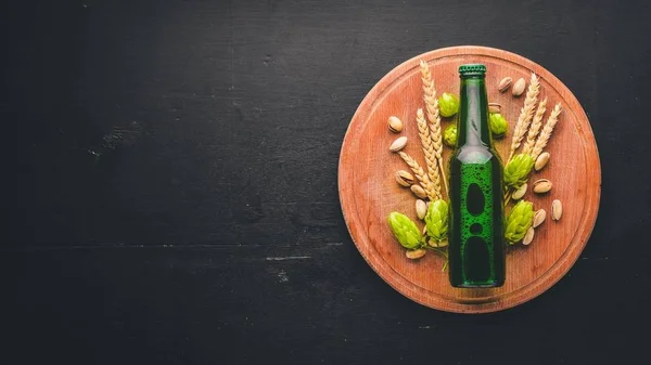 Una botella de cerveza, lúpulo y grano. Vista superior. Espacio libre para texto . —  Fotos de Stock