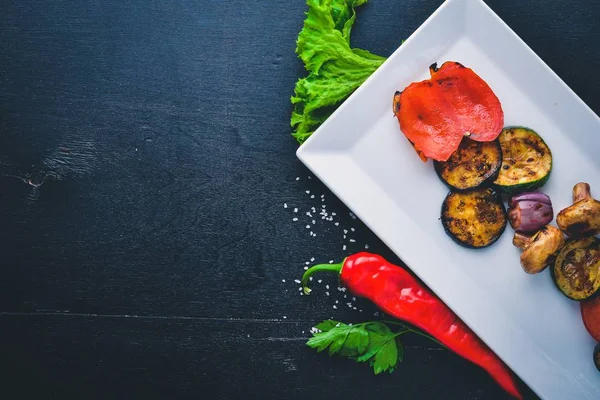 Izgara sebze. Ahşap bir arka plan üzerinde. Üstten Görünüm. Metin için boş alan.