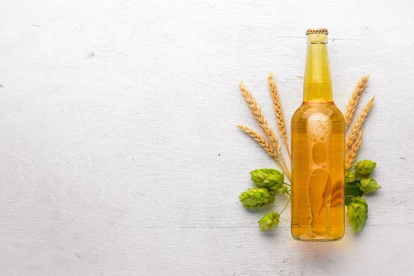 Eine Flasche Bier, Hopfen und Getreide. Ansicht von oben. Freiraum für Text. — Stockfoto