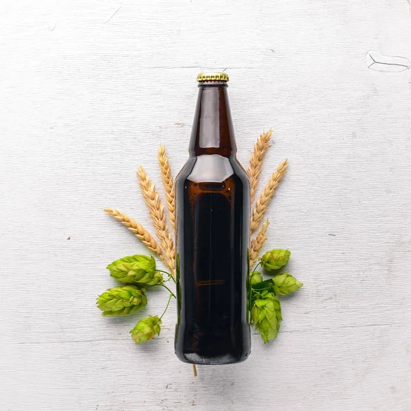 Бутылка пива, хмель и зерно. Вид сверху. Свободное место для текста . — стоковое фото