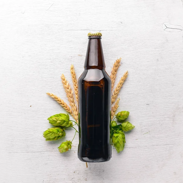 Eine Flasche Bier, Hopfen und Getreide. Ansicht von oben. Freiraum für Text. — Stockfoto