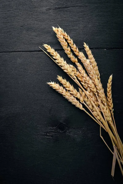 Wheat on a wooden background. Top view. Free space for text. — Stock Photo, Image