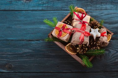 Noel kar köknar ağacı ve dekorasyon ile ahşap arka plan. Metniniz için kopya alanı ile Üstten Görünüm.