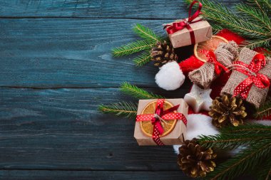 Noel kar köknar ağacı ve dekorasyon ile ahşap arka plan. Metniniz için kopya alanı ile Üstten Görünüm.