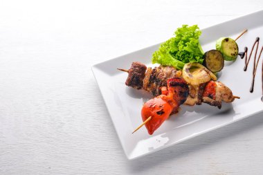 Dana eti kebap, domuz eti ve ızgara sebze. Ahşap bir arka plan üzerinde. Üstten Görünüm. Boş alan.