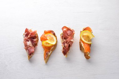 Bruschetta ile somon ve kurutulmuş Dana eti tuzlu. Sandviç. Ahşap bir arka plan üzerinde. Üstten Görünüm. Boş alan.