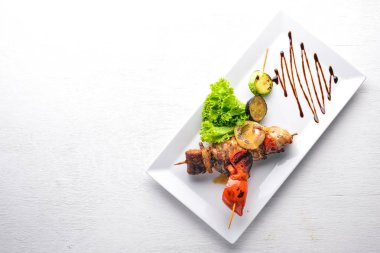 Dana eti kebap, domuz eti ve ızgara sebze. Ahşap bir arka plan üzerinde. Üstten Görünüm. Boş alan.