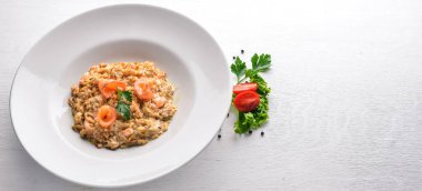 Somon ve Krema soslu risotto. Ahşap bir arka plan üzerinde. Üstten Görünüm. Boş alan.