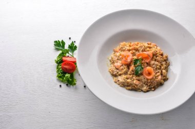 Somon ve Krema soslu risotto. Ahşap bir arka plan üzerinde. Üstten Görünüm. Boş alan.