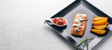 Mantar sos ve patates ile pişmiş somon. Ahşap bir arka plan üzerinde. Üstten Görünüm. Boş alan.