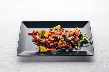 Bir plaka üzerinde baharatlar ile ızgara sebze. Ahşap bir arka plan üzerinde. Üstten Görünüm. Boş alan.