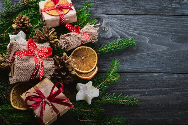 Fondo de madera de Navidad con abeto de nieve y decoración. Vista superior con espacio de copia para su texto . — Foto de Stock