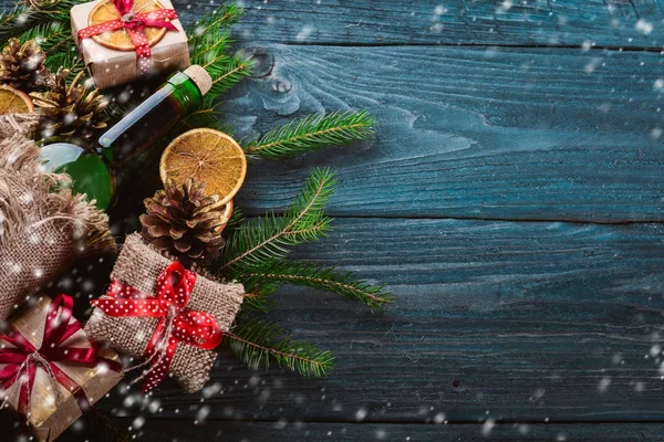 Sfondo di legno di Natale. Una bottiglia di vino. La vacanza di anno nuovo. Un movente natalizio. Su una superficie di legno. Vista dall'alto. Spazio libero per il testo . — Foto Stock