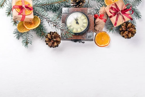 시계. 크리스마스 트리 배경. 새해 휴가잖아. 크리스마스 동기. 나무 표면에요. 위에서 본 모습. 자유롭게 문자를 보낼 수있는 공간. — 스톡 사진