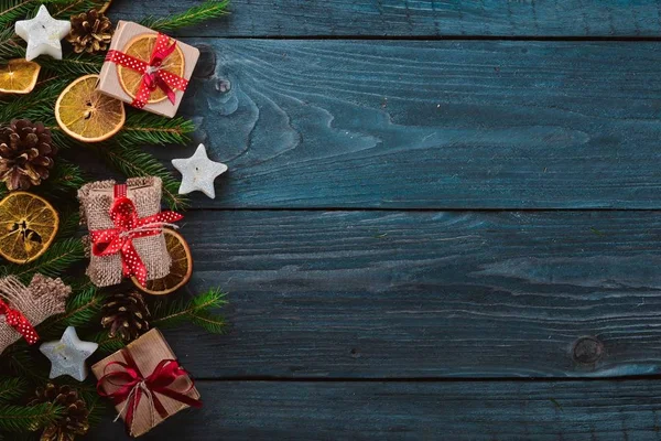 Sfondo natalizio in legno con abete bianco e decorazione. Vista dall'alto con spazio di copia per il testo . — Foto Stock