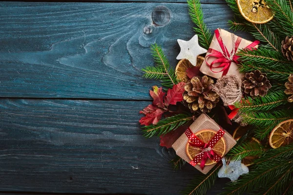 Sfondo natalizio in legno con abete bianco e decorazione. Vista dall'alto con spazio di copia per il testo . — Foto Stock