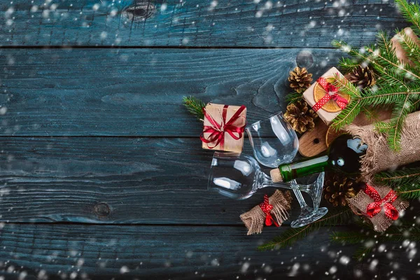 Sfondo di legno di Natale. Una bottiglia di vino. La vacanza di anno nuovo. Un movente natalizio. Su una superficie di legno. Vista dall'alto. Spazio libero per il testo . — Foto Stock