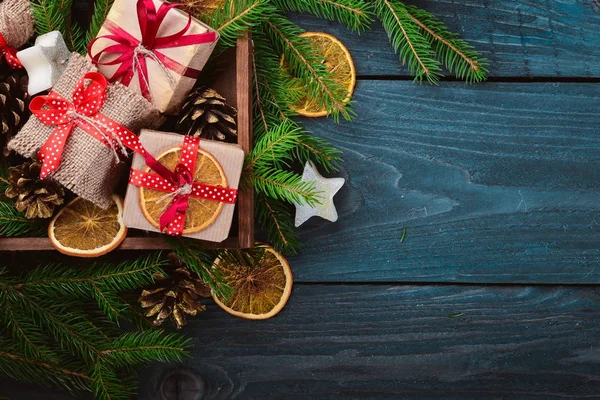 Sfondo natalizio in legno con abete bianco e decorazione. Vista dall'alto con spazio di copia per il testo . — Foto Stock