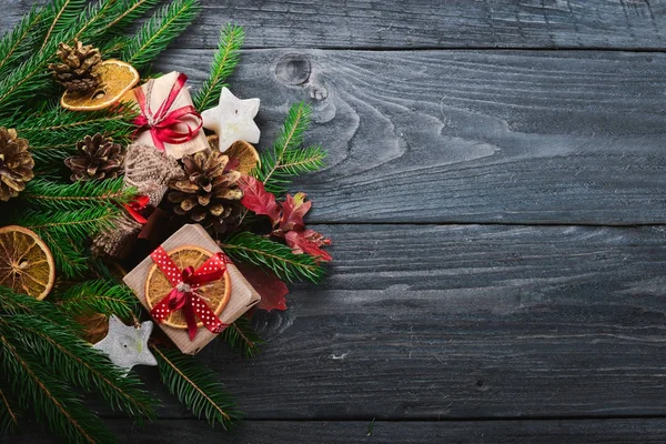 Sfondo natalizio in legno con abete bianco e decorazione. Vista dall'alto con spazio di copia per il testo . — Foto Stock