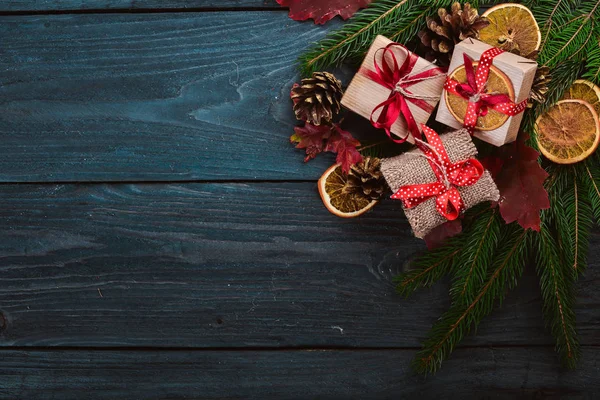 Sfondo natalizio in legno con abete bianco e decorazione. Vista dall'alto con spazio di copia per il testo . — Foto Stock