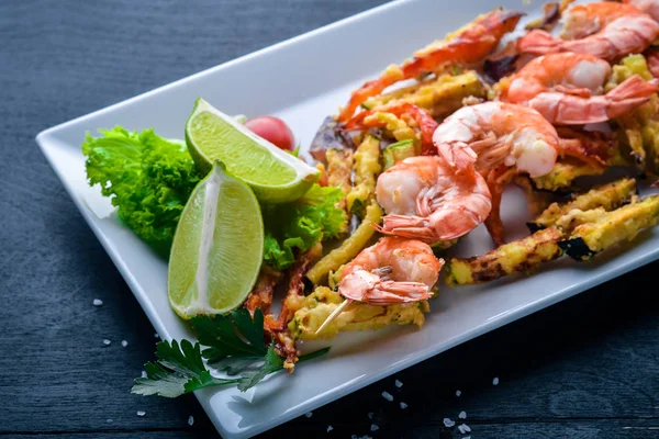 Langostinos reales asados con verduras a la parrilla. Sobre un fondo de madera. Vista superior. Espacio libre . — Foto de Stock