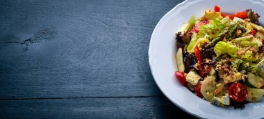 Taze sebze ve gorgonzola peyniri salatası. Ahşap bir arka plan üzerinde. Üstten Görünüm. Boş alan.