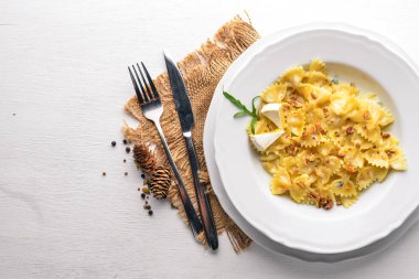 Makarna dört peynir. İtalyan yemeği. Ahşap bir arka plan üzerinde. Üstten Görünüm. Metin için boş alan.