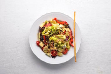 Taze sebze ve gorgonzola peyniri salatası. Ahşap bir arka plan üzerinde. Üstten Görünüm. Boş alan.