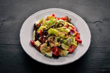 Taze sebze ve gorgonzola peyniri salatası. Ahşap bir arka plan üzerinde. Üstten Görünüm. Boş alan.