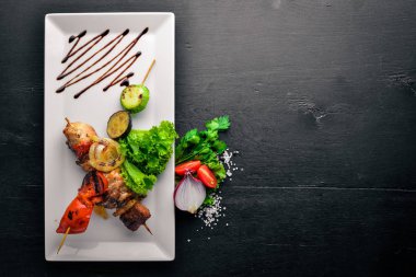 Dana eti kebap, domuz eti ve ızgara sebze. Ahşap bir arka plan üzerinde. Üstten Görünüm. Boş alan.