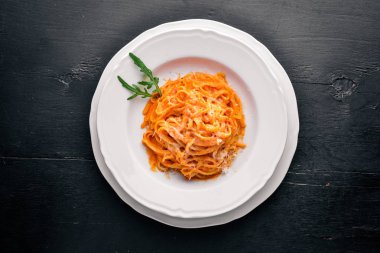 Makarna con pomidorro. Ahşap bir arka plan üzerinde. Üstten Görünüm. Metin için boş alan.