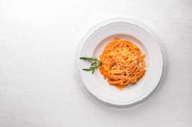 Makarna con pomidorro. Ahşap bir arka plan üzerinde. Üstten Görünüm. Metin için boş alan.