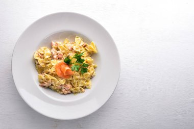 Makarna tavuk ve mantar ile. İtalyan mutfağı. Ahşap bir arka plan üzerinde. Üstten Görünüm. Metin için boş alan.