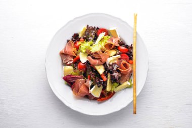 Sebze salatası ve doğranmış et. Ahşap bir arka plan üzerinde. Üstten Görünüm. Boş alan.