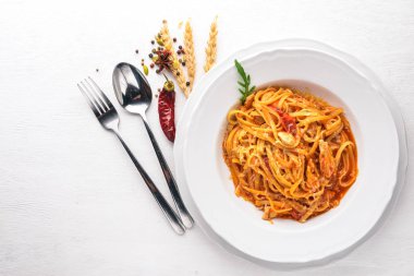 Ala Alio makarna. Ahşap bir arka plan üzerinde. Üstten Görünüm. Metin için boş alan.