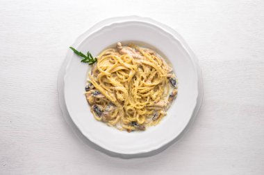 Makarna tavuk ve mantar ile. İtalyan mutfağı. Ahşap bir arka plan üzerinde. Üstten Görünüm. Metin için boş alan.