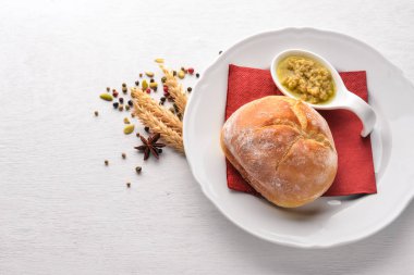 Pastırma ile taze et suyu. Ahşap bir arka plan üzerinde. Üstten Görünüm. Metin için boş alan.