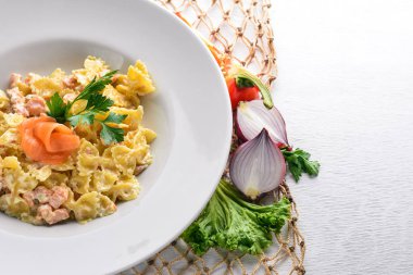 Makarna tavuk ve mantar ile. İtalyan mutfağı. Ahşap bir arka plan üzerinde. Üstten Görünüm. Metin için boş alan.