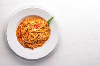 Ala Alio makarna. Ahşap bir arka plan üzerinde. Üstten Görünüm. Metin için boş alan.