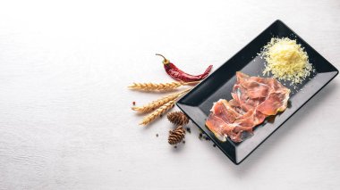 Kıyılmış et ve parmesan. Ahşap bir arka plan üzerinde. Üstten Görünüm. Metin için boş alan.