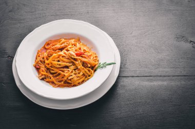 Ala Alio makarna. Ahşap bir arka plan üzerinde. Üstten Görünüm. Metin için boş alan.