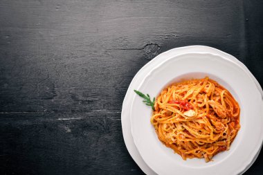 Ala Alio makarna. Ahşap bir arka plan üzerinde. Üstten Görünüm. Metin için boş alan.