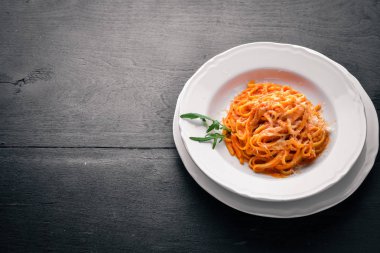 Makarna con pomidorro. Ahşap bir arka plan üzerinde. Üstten Görünüm. Metin için boş alan.