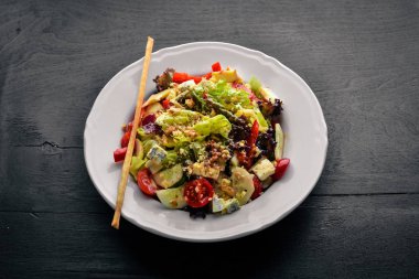 Taze sebze ve gorgonzola peyniri salatası. Ahşap bir arka plan üzerinde. Üstten Görünüm. Boş alan.