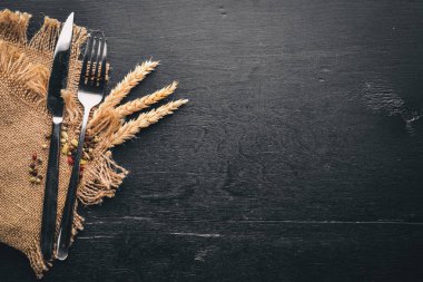 Çatal bıçak takımı. Ahşap bir arka plan üzerinde. Üstten Görünüm. Metin için boş alan.