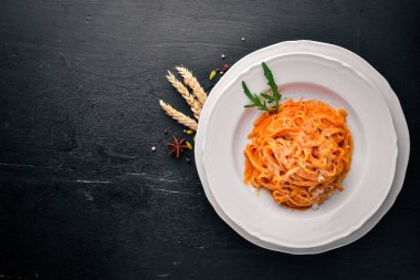 Makarna con pomidorro. Ahşap bir arka plan üzerinde. Üstten Görünüm. Metin için boş alan.