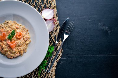 Somon ve Krema soslu risotto. Ahşap bir arka plan üzerinde. Üstten Görünüm. Boş alan.